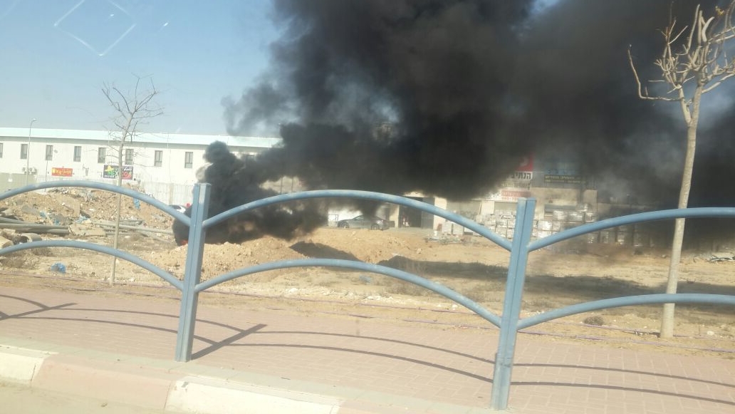 צמיגים בוערים בערערה בנגב (צילום: סלולארי)